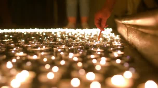 Verlichting van kaarsen van gebed — Stockvideo