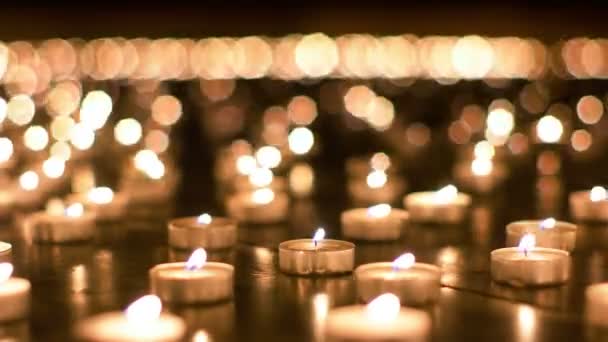 Gedetailleerde schot van brandende kaarsen in de kerk — Stockvideo