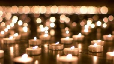 Yavaş yavaş yanan mumlar