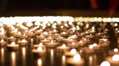 Kilise olay sırasında yanan mumlar yüzlerce