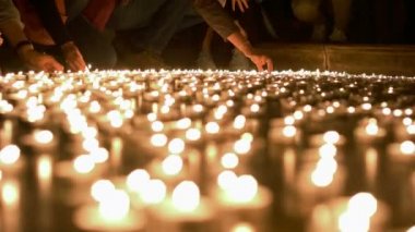 Kadar insanlar ateş ve diğerleri için mum yerleştirerek