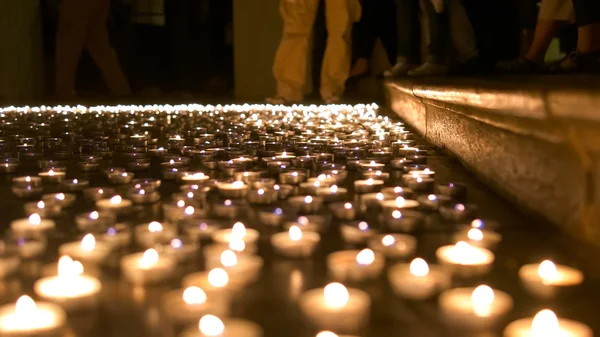 Палаючі свічки на підставі церков Стокове Зображення