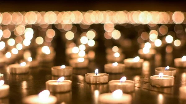 Inyección detallada de velas ardientes en la Iglesia Fotos de stock libres de derechos