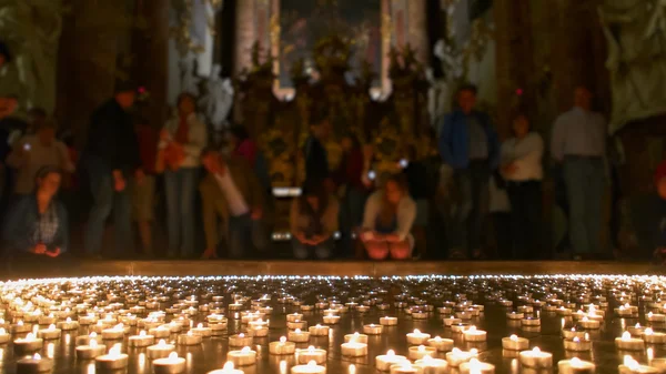 Cristianos tomando todas las luces iluminadas Fotos de stock libres de derechos