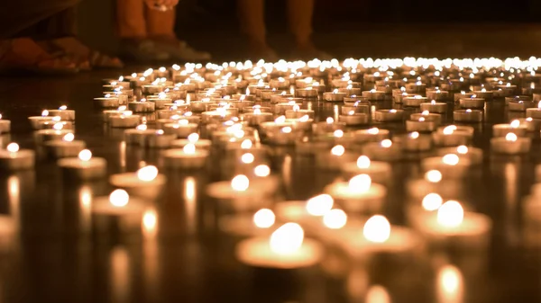 Свеча для одного человека в группе свечей Стоковая Картинка