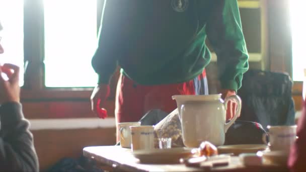 Pessoas tomando café da manhã na cabine — Vídeo de Stock