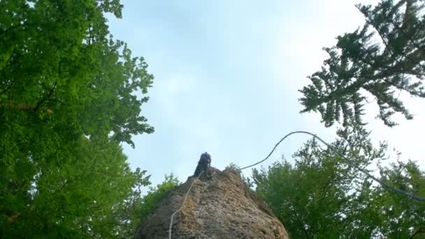 Mujer adulta terminó su ascenso — Vídeo de stock