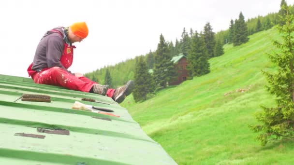 Adult Caucasian Man Using Tools on the Roof — Stock Footage Adult Caucasian Man Using Tools on the Roof Stock Video