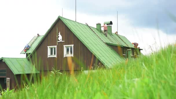 Group of Workers Repairing the Roof — Stock Footage Group of Workers Repairing the Roof Royalty Free Stock Video
