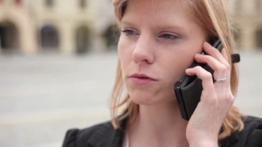 İş kadını telefonda.