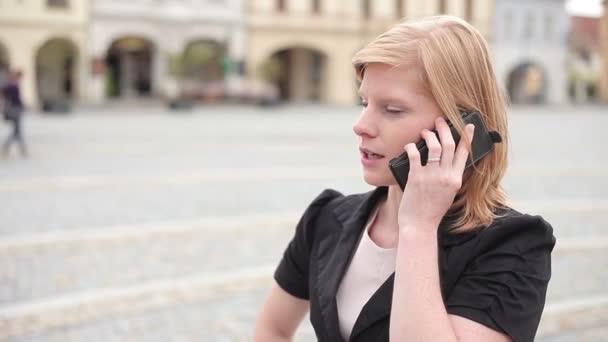 Businesswoman on the phone — Stock Video