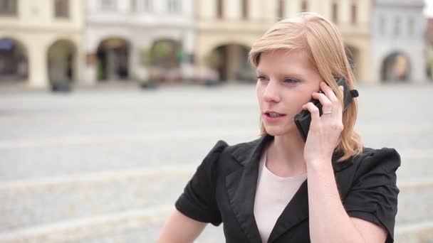 Бізнес-леді по телефону — стокове відео