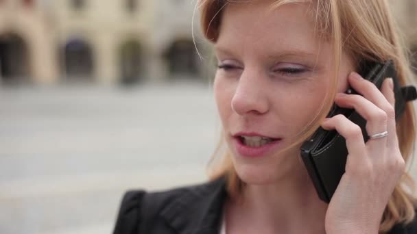 Geschäftsfrau am Telefon — Stockvideo