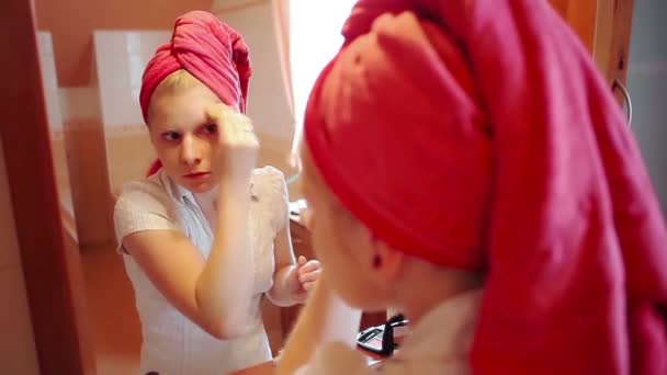 Vrouw zetten make-up — Stockvideo