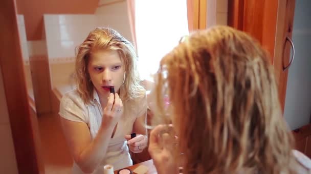 Woman putting on make up — Stock Video