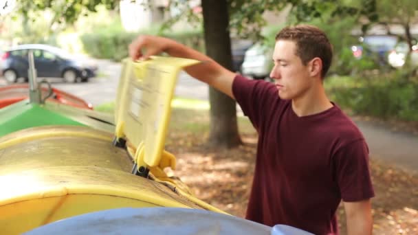 Man gesorteerde papier gooien — Stockvideo