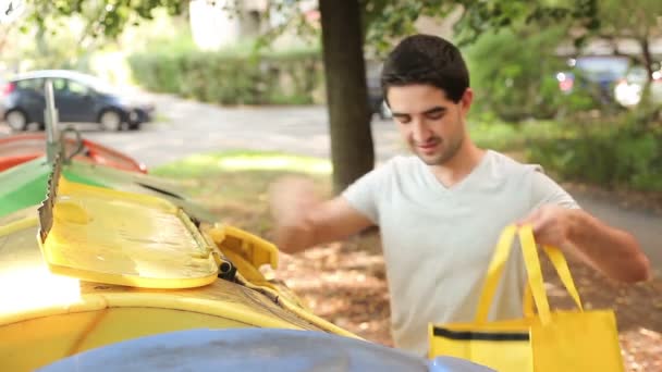 Man gesorteerde papier gooien — Stockvideo