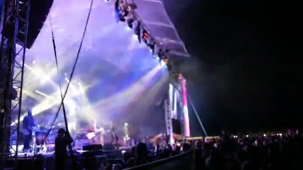 Молодежь танцует на рок-фестивале — стоковое видео