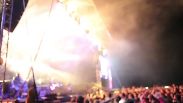 Junge Leute tanzen auf Rockfestival — Stockvideo