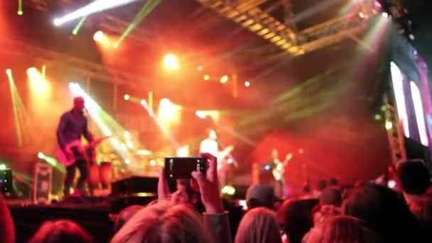 Jóvenes bailando en el festival de rock — Vídeo de stock
