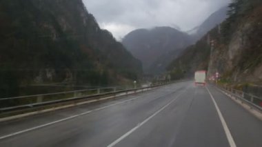 Dağlarda araba araba