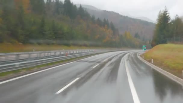 Voiture conduite dans les montagnes — Video