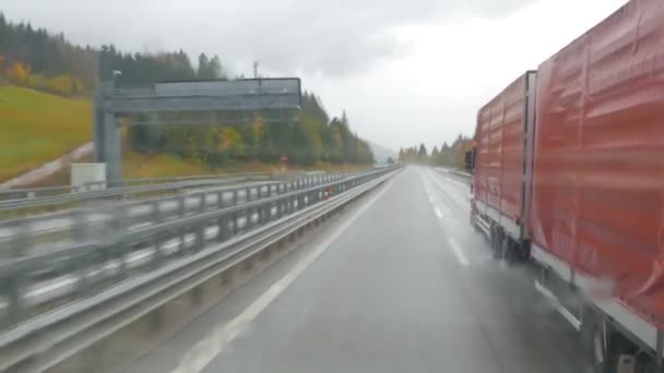 Auto fährt in den Bergen — Stockvideo