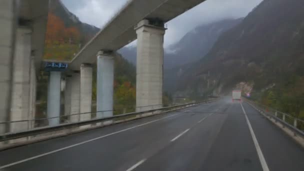 Carro dirigindo nas montanhas — Vídeo de Stock