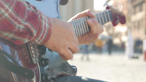 Giovane che suona la chitarra — Video Stock
