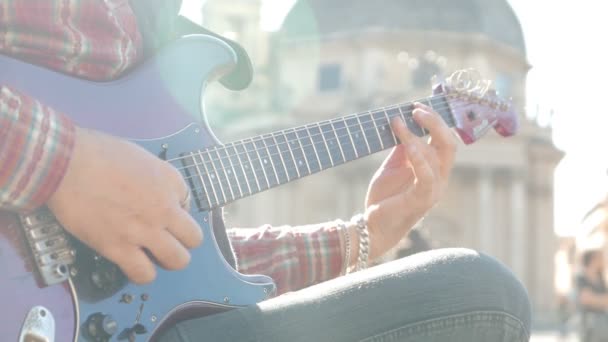 Jovem tocando guitarra — Vídeo de Stock