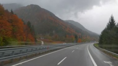 Dağlarda araba araba
