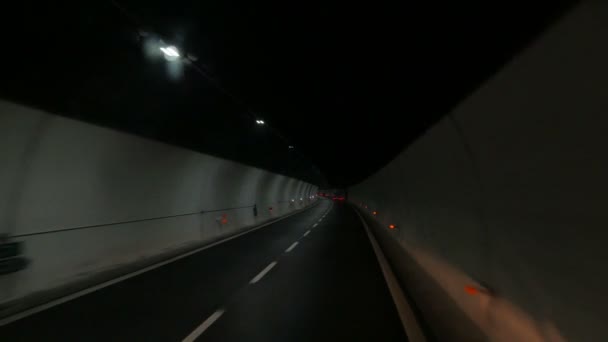 Auto rijdt door tunnel — Stockvideo