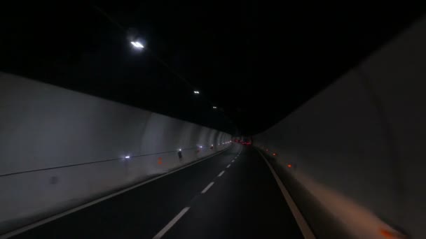 Coche conduciendo a través del túnel — Vídeos de Stock