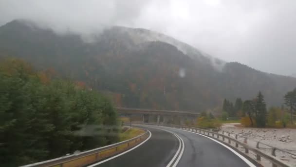 Автомобіль, що їде в горах — стокове відео