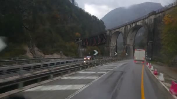 Carro dirigindo nas montanhas — Vídeo de Stock