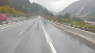 Dağlarda araba araba