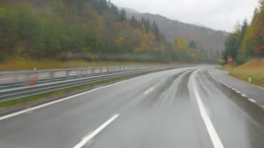 Dağlarda araba araba