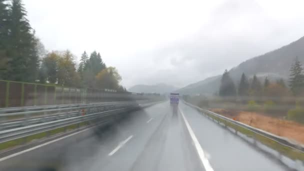 Автомобіль, що їде в горах — стокове відео