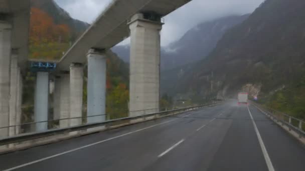 Carro dirigindo nas montanhas — Vídeo de Stock