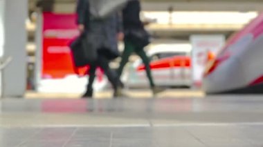 İnsanların havaalanında bulanık görüntüleri