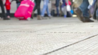 İnsanların havaalanında bulanık görüntüleri