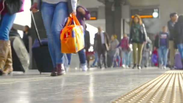 Размытые кадры людей в аэропорту — стоковое видео