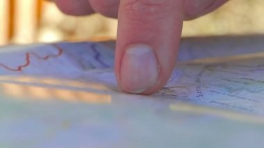 Harita üzerinde konumu işaret parmak