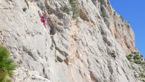 Wspinacz skalny wspina się na trudny szlak — Wideo stockowe