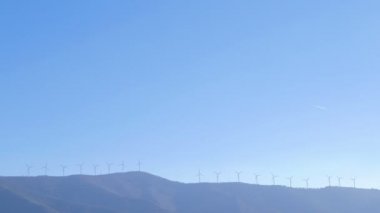 Rüzgar türbinleri ufukta