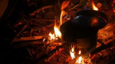 Bir kamp ateşi yemek insanlar