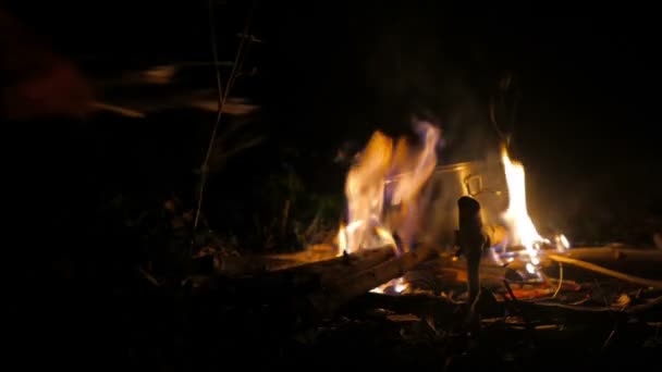 Les gens cuisinent sur un feu de camping — Video