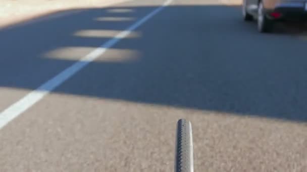 POV da bicicletta, cavalcando attraverso la strada della città — Video Stock