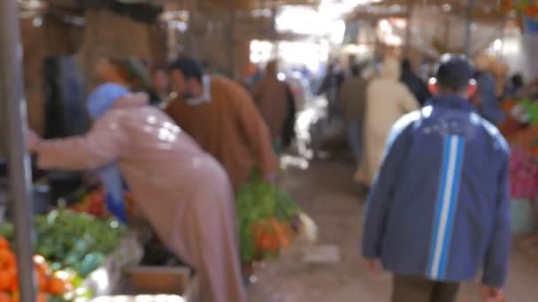 Gente caminando en el mercado callejero — Vídeo de stock