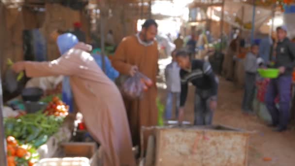 Mensen lopen op straat markt — Stockvideo